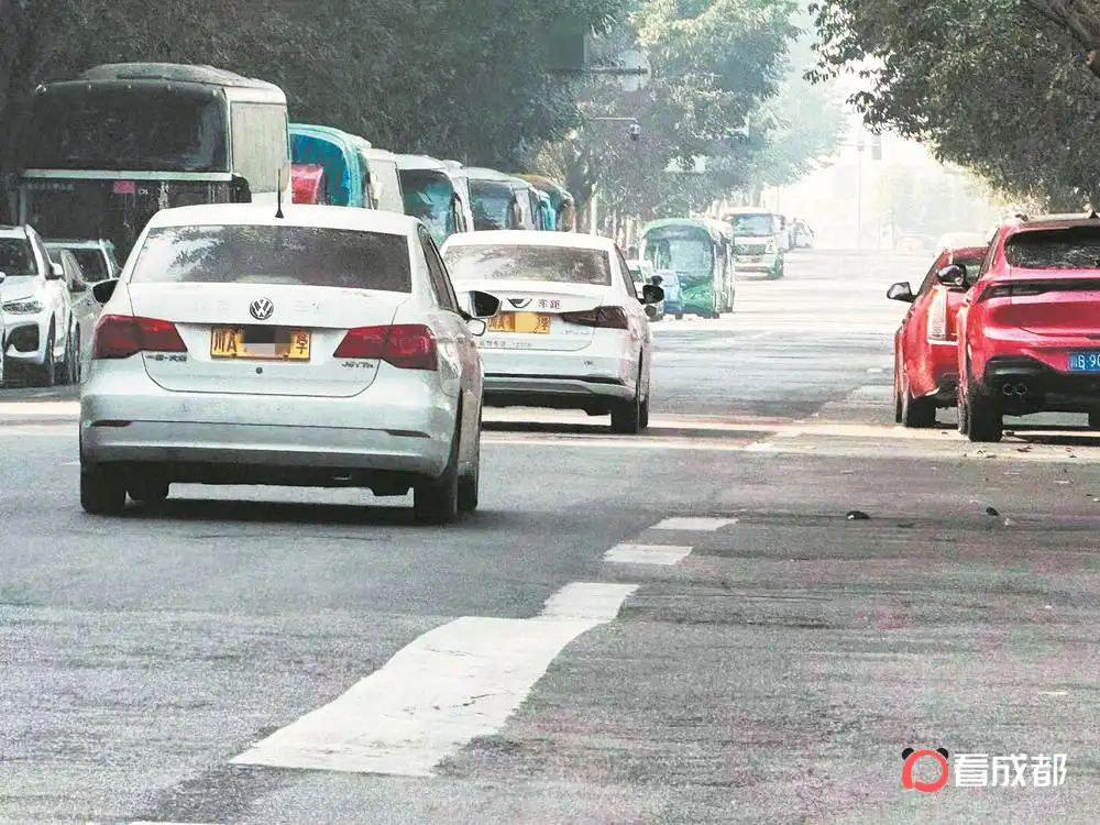 ▲教练车在荆翠西路违规教学