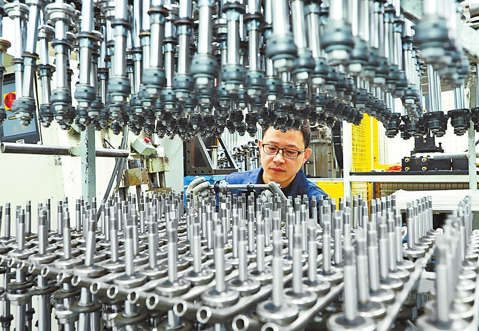 南阳市中关村科技产业园：工人忙碌作业中