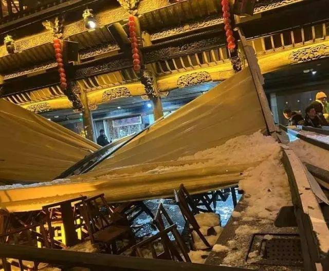 张家界景区顶棚倒塌，亲历者：雪一整块掉下来