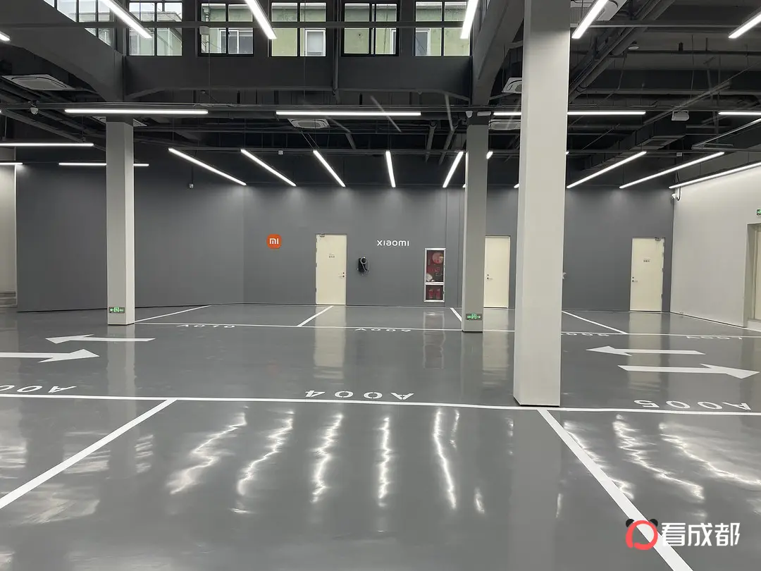 小米汽车门店开业！小米SU7展车到店！汽车小编带您实车体验！