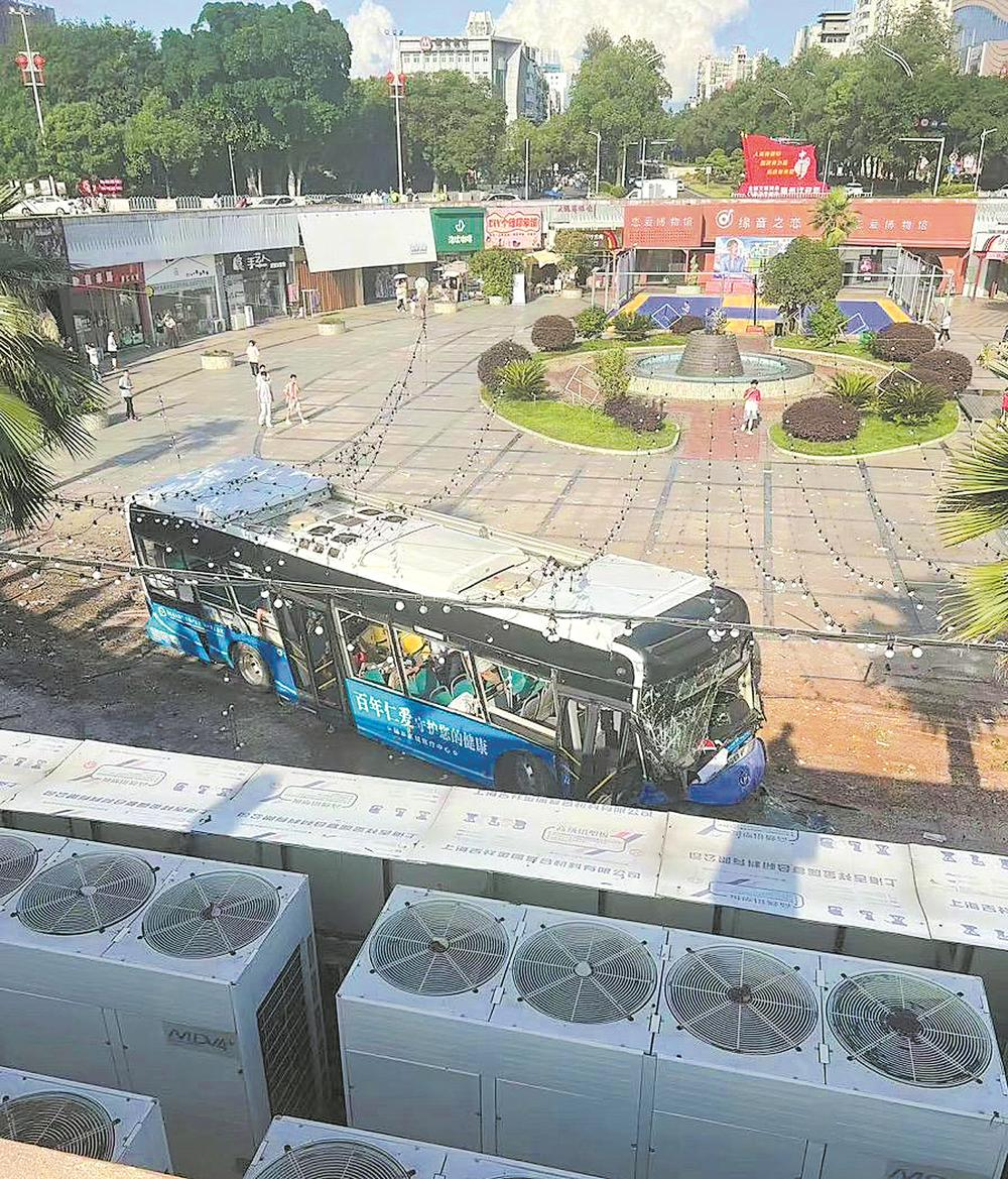 赣州一公交车冲下负一层平台 致车内9人受伤