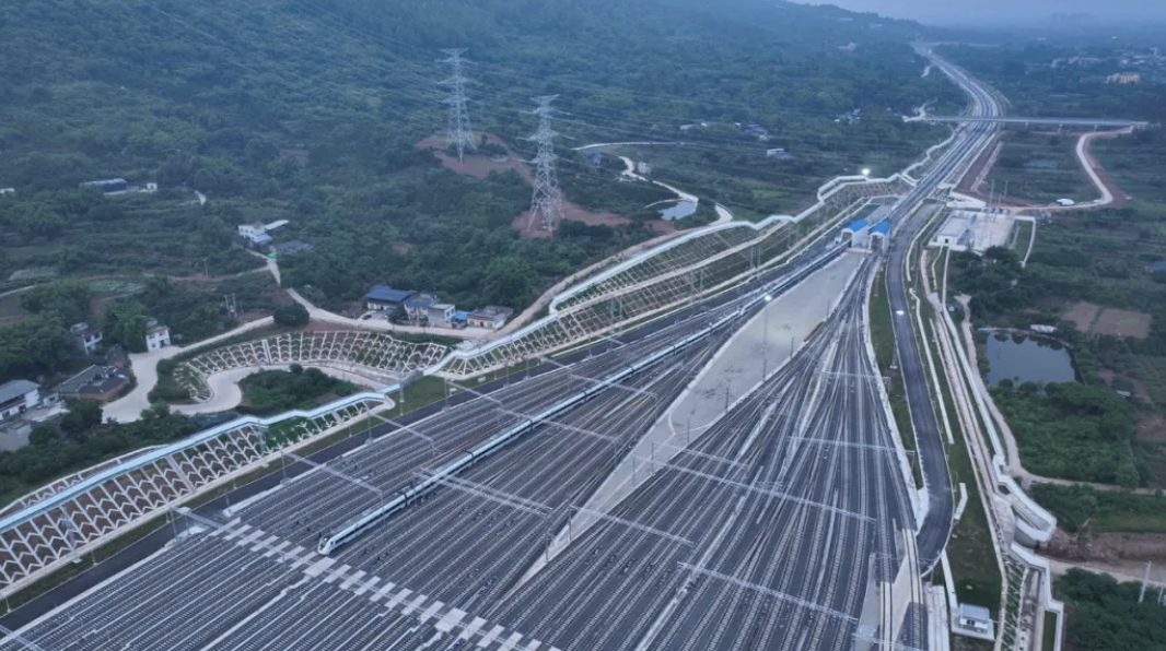 成都陆地航母“双舰齐发”！西南最大动车所投用
