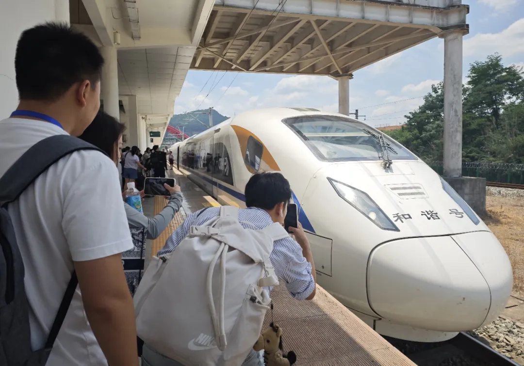 出发，首批“旅客”试乘体验巴南高铁