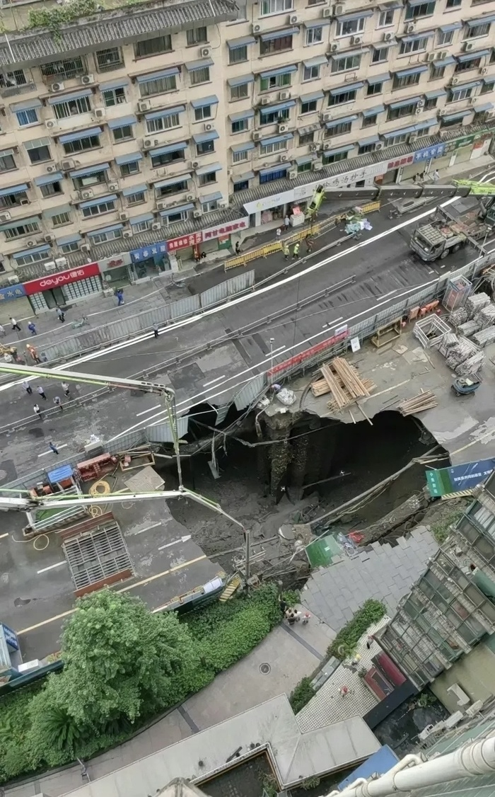 成都在建地铁路面坍塌，轨道交通方面和自来水公司对事故原因各执一词