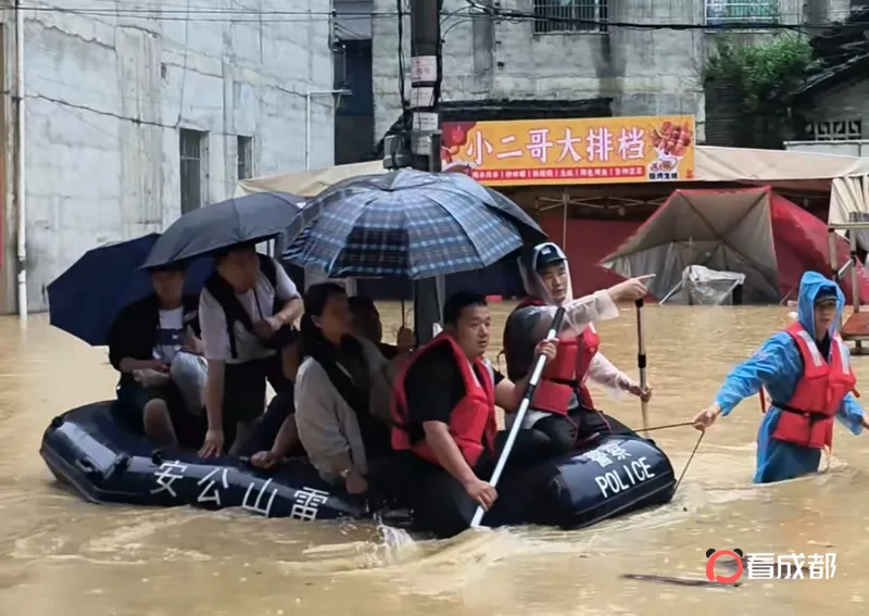 公安紧急转移被困群众。武警贵州供图