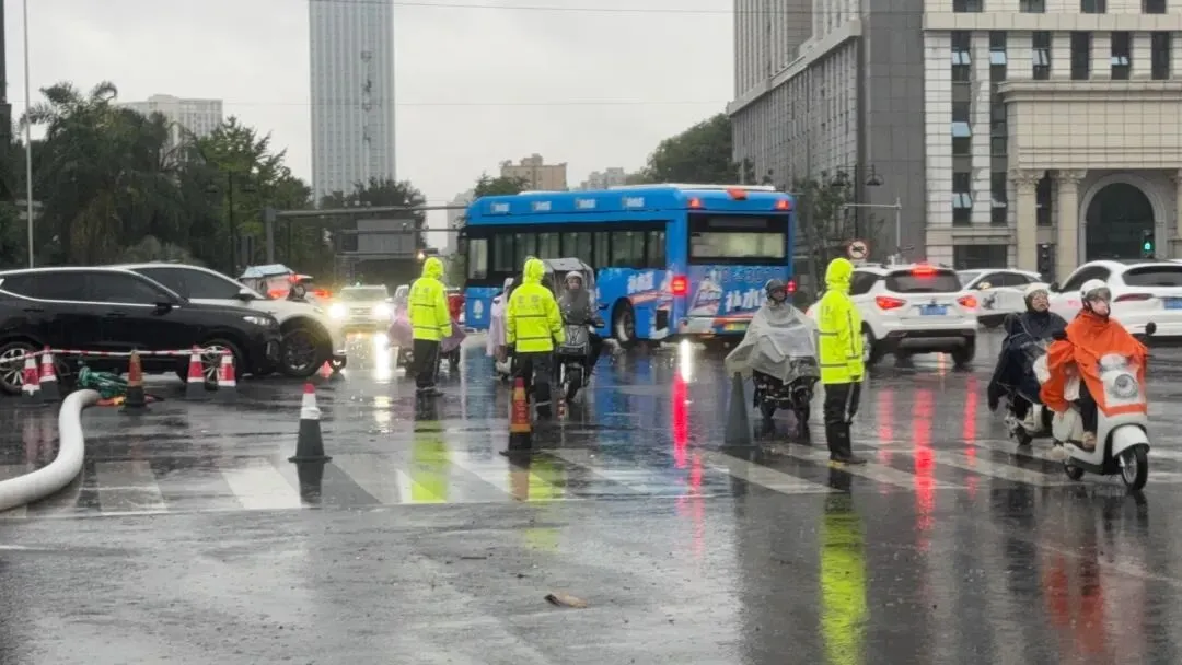 成都解除暴雨黄色预警！目前进入稳定性降水阶段，市内交通正有序恢复