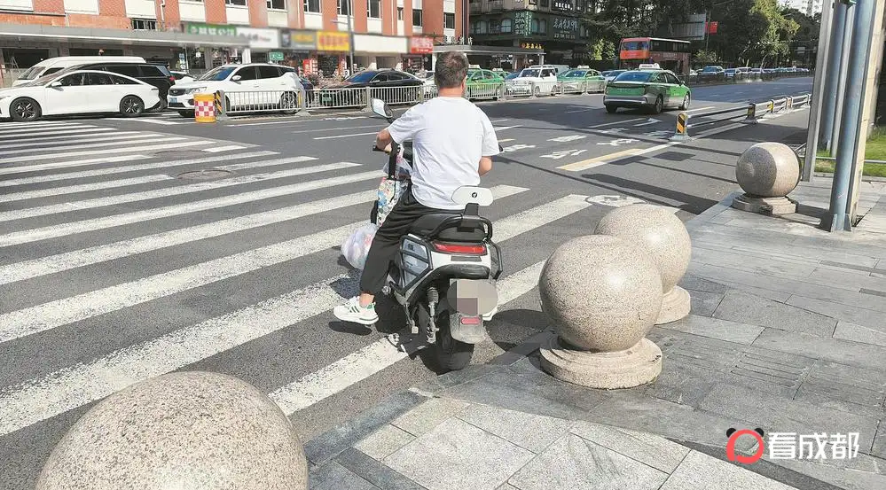 “拦车”石墩变“拦人”障碍 如何畅行 市民盼“最优解”