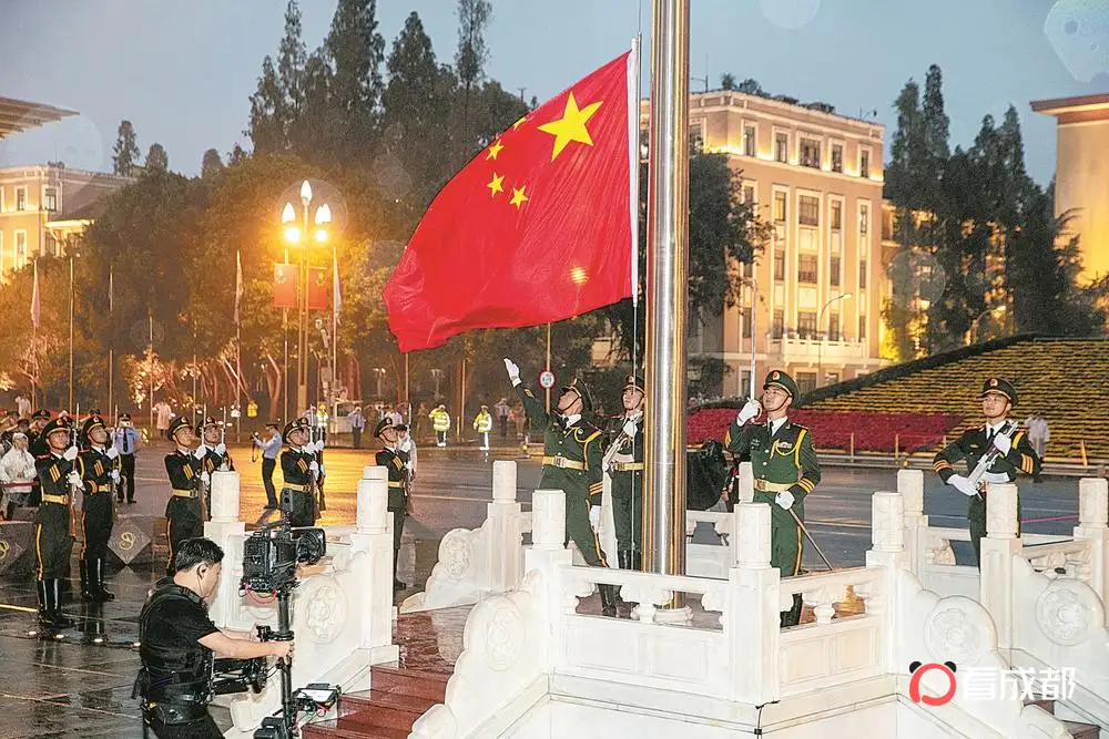 天府广场举行2025年国庆升旗仪式 亲爱的祖国，生日快乐！