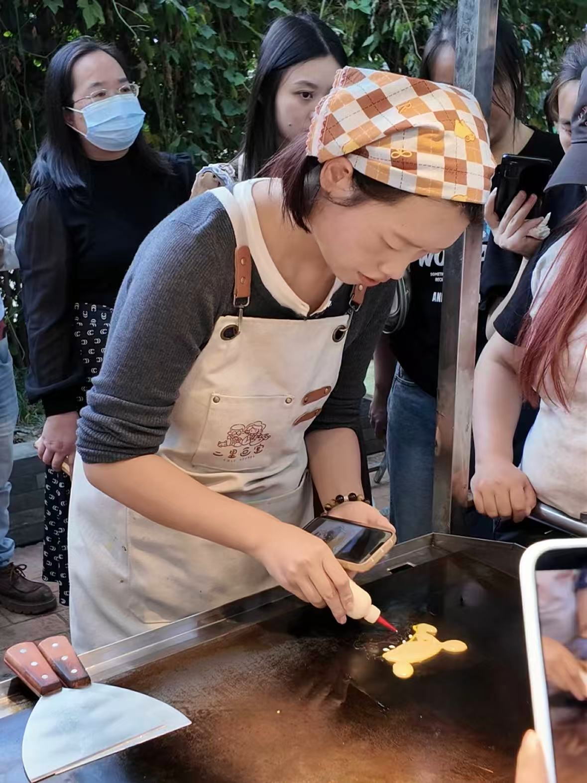 成都夜市卡通煎饼摊火了！从美术老师到“画饼姐”，她如何用创意“摊”出别样人生