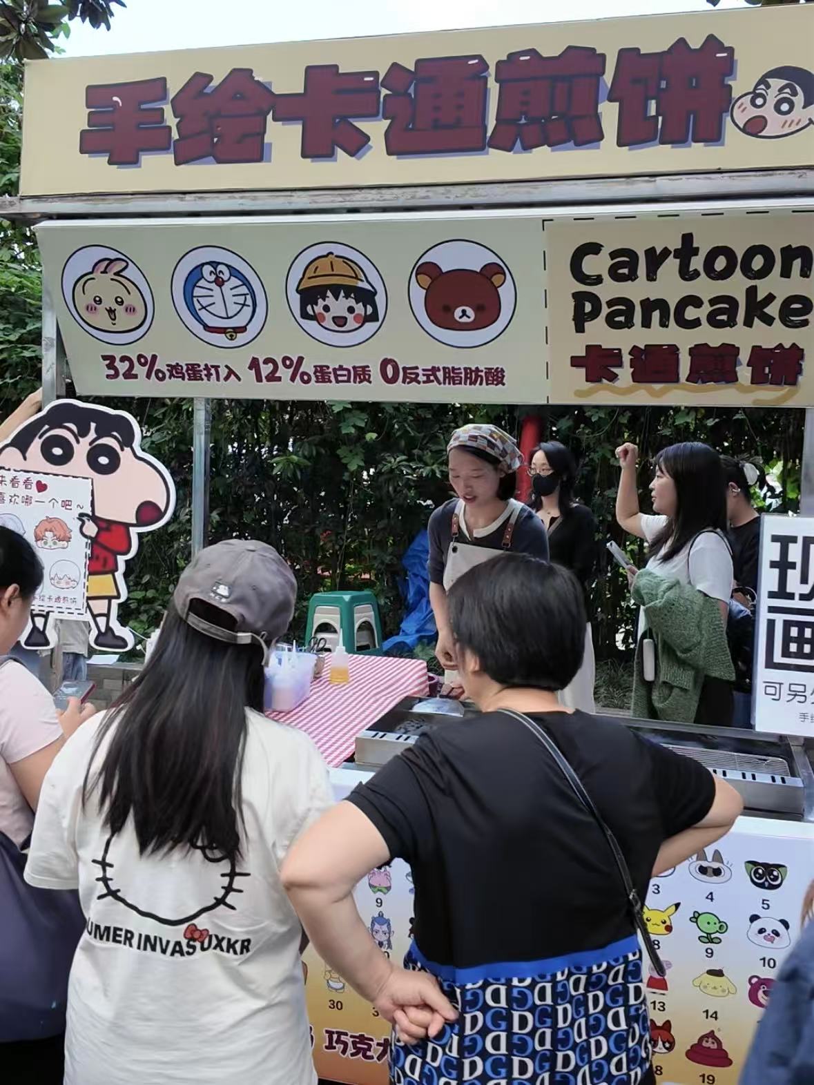 成都夜市卡通煎饼摊火了！从美术老师到“画饼姐”，她如何用创意“摊”出别样人生