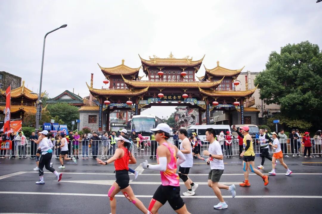 乐跑公园城市,畅游金秋成马!2025成都马拉松鸣枪开跑