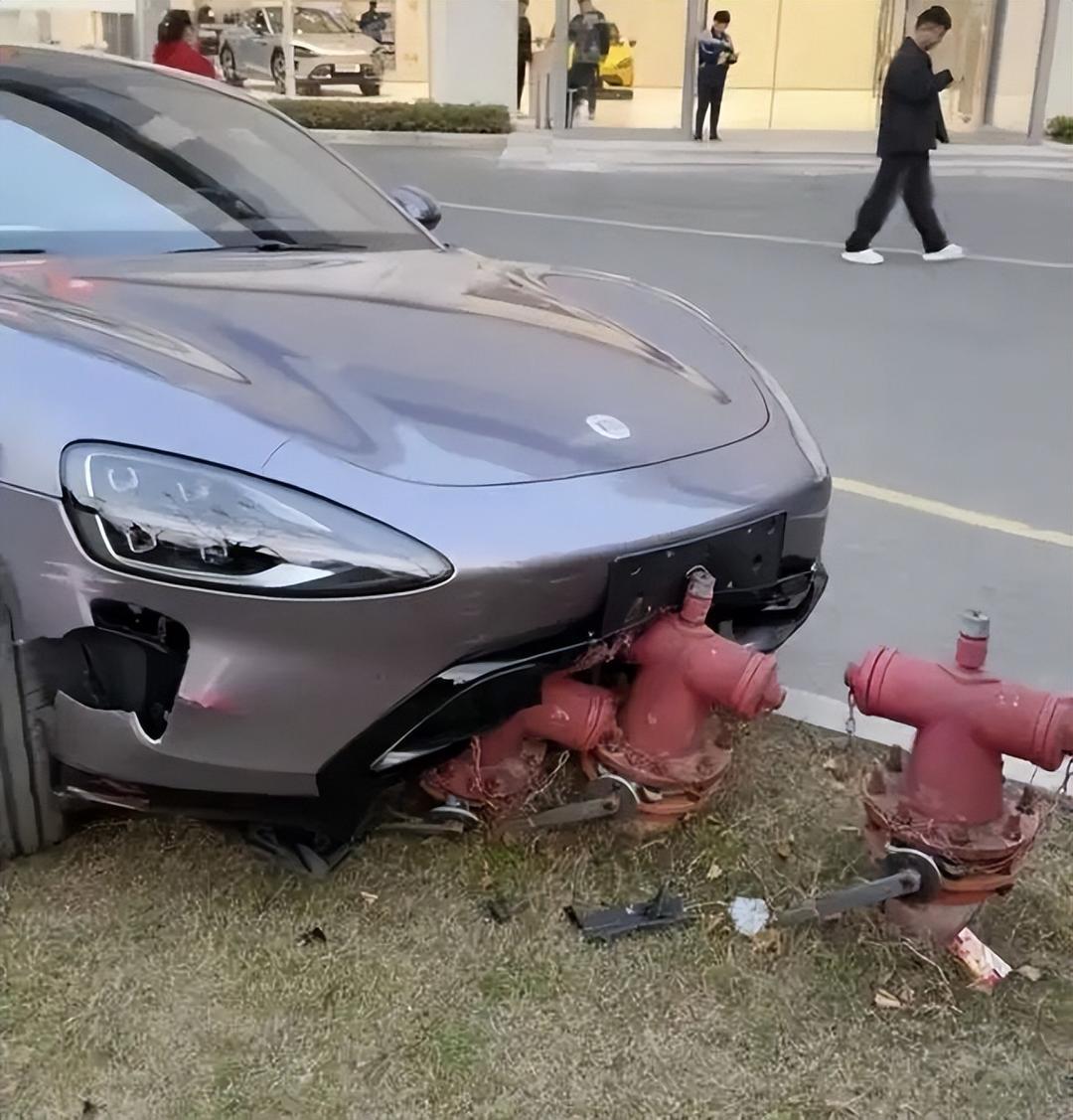 小米新车驶出交付中心撞上消防设施引发关注！当地街办：暂未接到事故上报，将核查后回复！小米客服回应