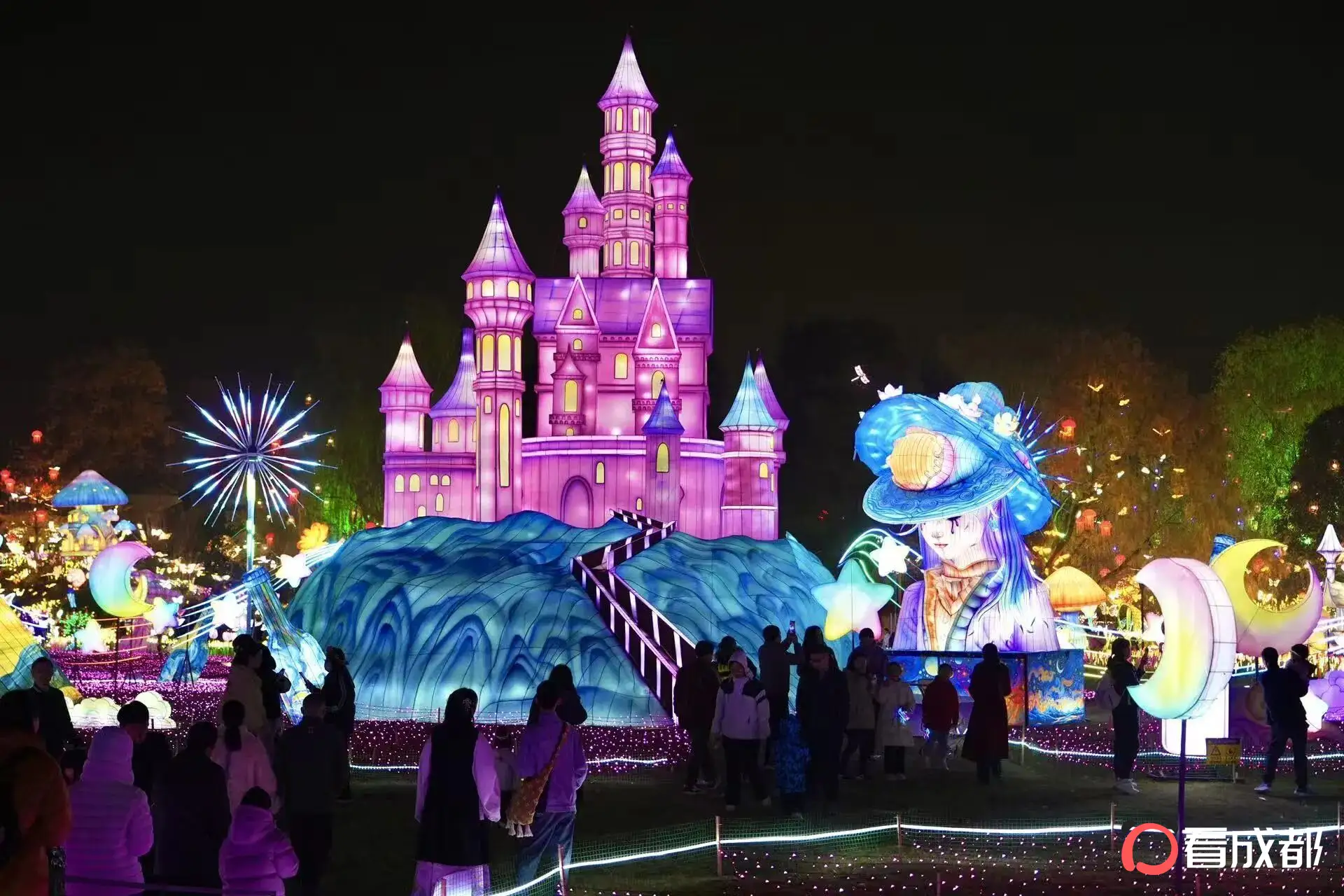 非遗千灯游园会游人如织 在光影中感受文化传承的力量