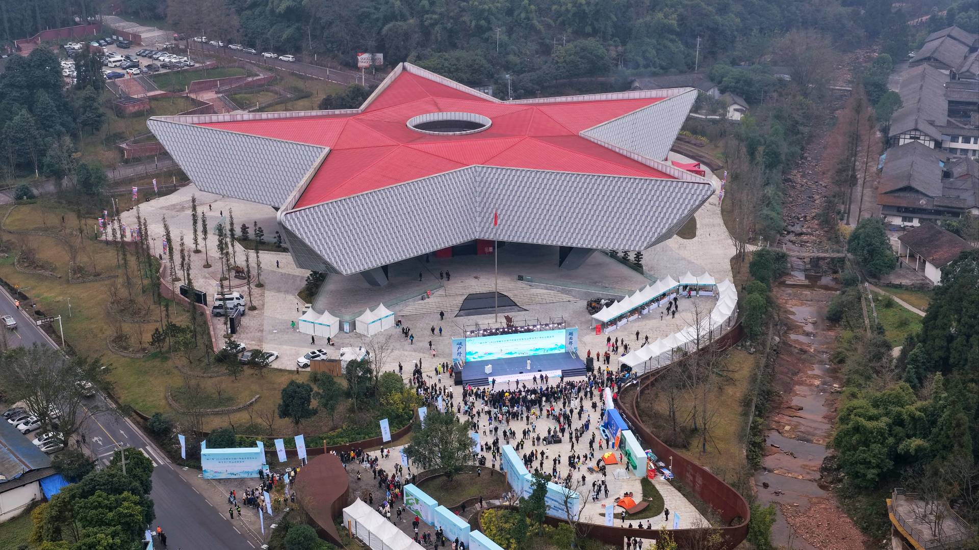 “崃户外”2026邛崃市全域户外徒步道发布会暨冬季户外运动旅游季活动圆满举行