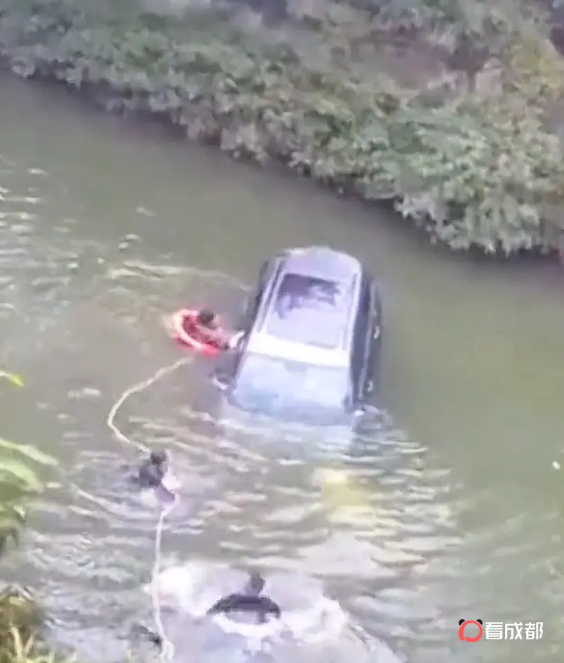 命悬一线!轿车坠河三人被困,内江威远民警冰河勇救化险情