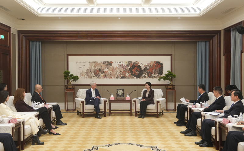 施小琳会见美国苹果公司首席执行官蒂姆·库克