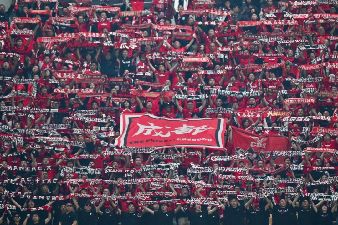 “成渝德比”打响！球迷在动车清洁袋上留言出圈：来体验成都的热情，感受成都的包容