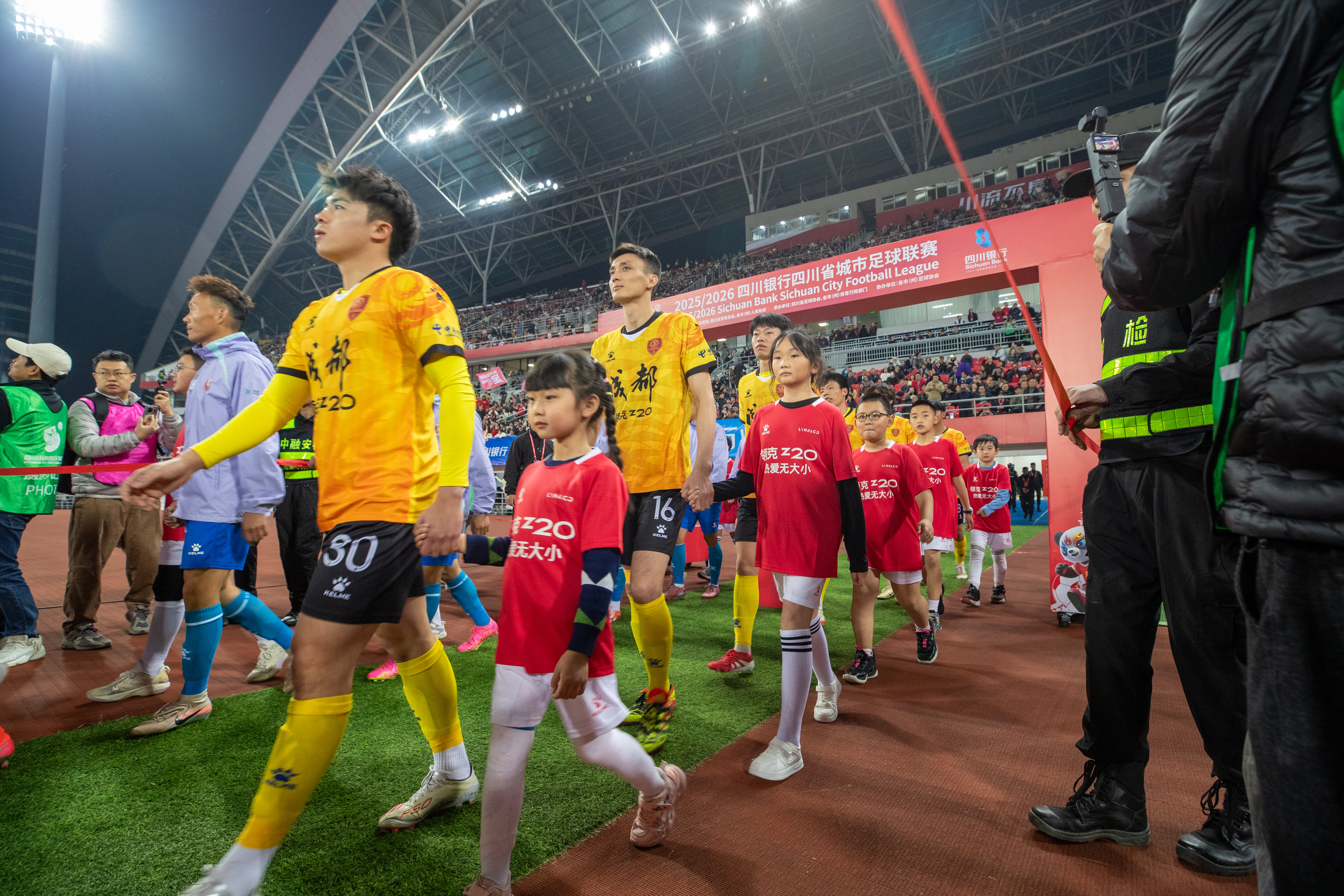 雨中激战1:0！22132人见证成都队主场首胜