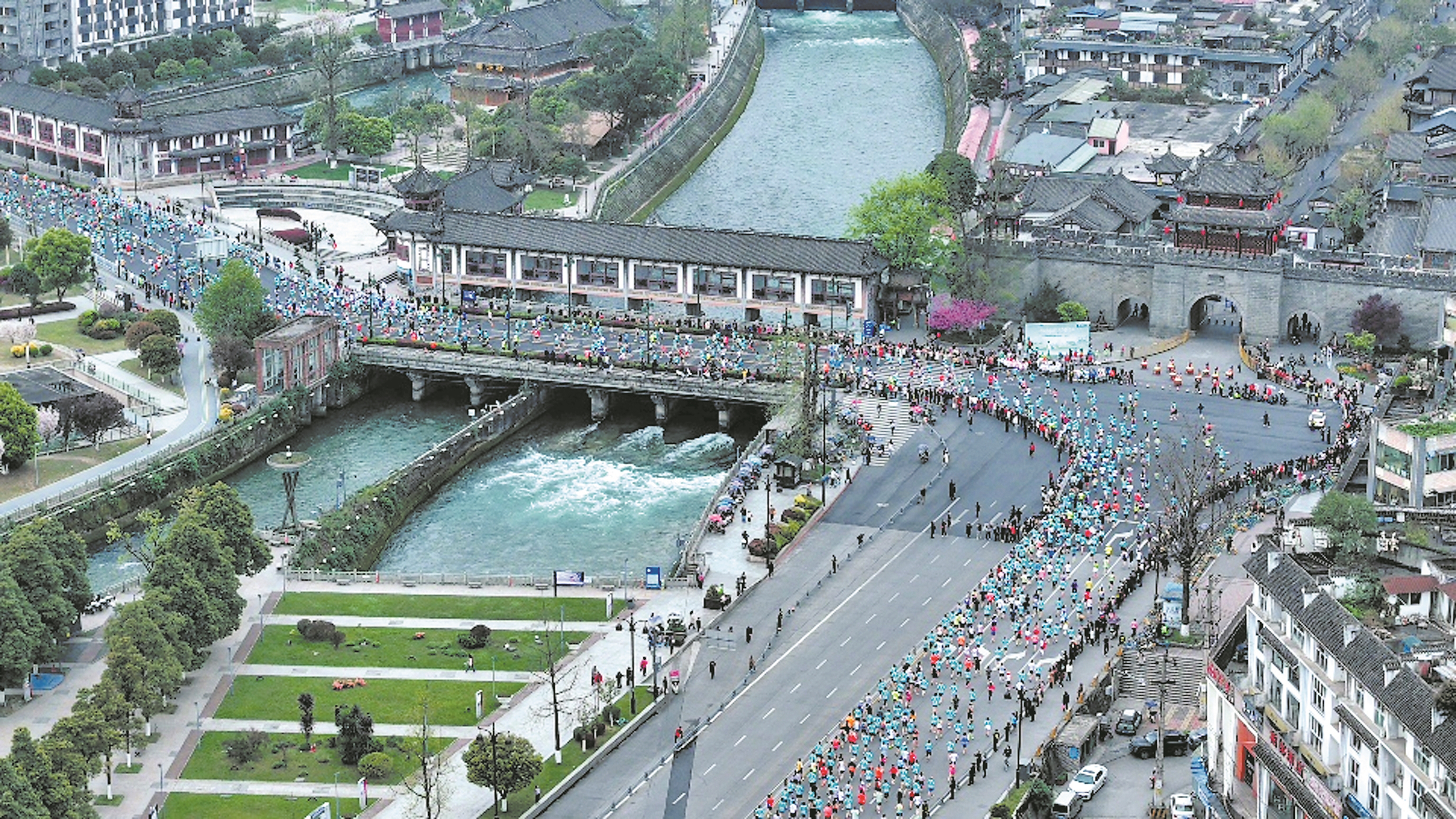 在水墨画里奔跑，2026成都世遗马拉松吸引3.5万名选手参赛